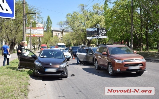 На Генерала Карпенко столкнулись сразу три автомобиля, есть пострадавшие Фото № 5 На Генерала Карпенко столкнулись сразу три автомобиля, есть пострадавшие Фото № 5