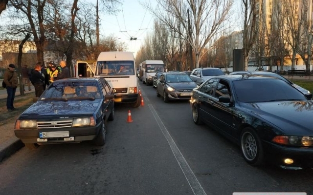 В центре Николаева столкнулись ВАЗ и маршрутка Фото № 2 В центре Николаева столкнулись ВАЗ и маршрутка Фото № 2