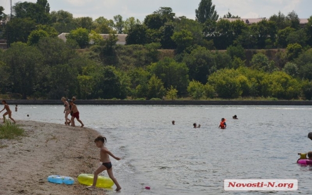 Несмотря на запрет николаевцы отдыхают и купаются на пляжах города Фото № 14 Несмотря на запрет николаевцы отдыхают и купаются на пляжах города Фото № 14