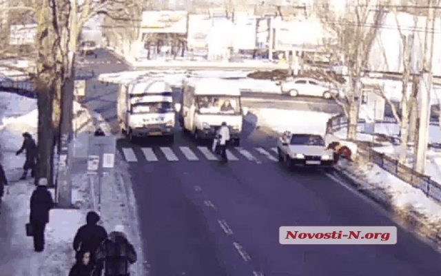 На проспекте Центральный автомобиль на переходном переходе сбил женщину, полиция просит откликнуться очевидцев Фото № 0 На проспекте Центральный автомобиль на переходном переходе сбил женщину, полиция просит откликнуться очевидцев Фото № 0