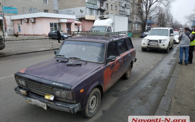 На Чигрина произошла авария с участием двух машин и старушки с бутылкой водки в руках Фото № 0 На Чигрина произошла авария с участием двух машин и старушки с бутылкой водки в руках Фото № 0
