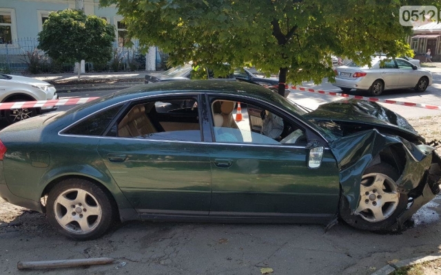 Жуткая авария на Пушкинской: автомобиль вылетела на женщину с ребенком, иномарка врезалась в дерево Фото № 3 Жуткая авария на Пушкинской: автомобиль вылетела на женщину с ребенком, иномарка врезалась в дерево Фото № 3