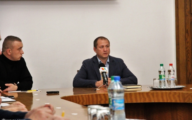 Мэр Николаева Александр Сенкевич требует навести порядок с опасшими листьями Фото № 3 Мэр Николаева Александр Сенкевич требует навести порядок с опасшими листьями Фото № 3