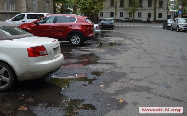 В центре Николаева возле горсовета прорвало канализацию Фото № 4 В центре Николаева возле горсовета прорвало канализацию Фото № 4