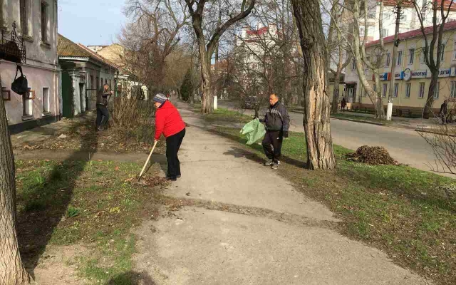 В Центральном районе продолжают убирать улицы от мусор и очищают от грязи прибордюрную часть проезжей части Фото № 1 В Центральном районе продолжают убирать улицы от мусор и очищают от грязи прибордюрную часть проезжей части Фото № 1