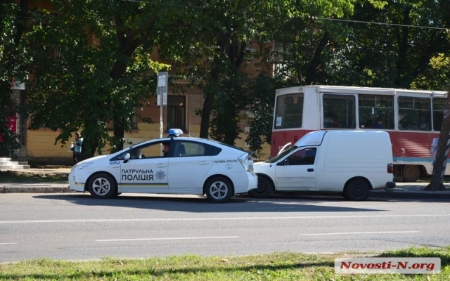 На Богоявленском проспекте не смогли разминуться две машины, есть пострадавшие Фото № 5 На Богоявленском проспекте не смогли разминуться две машины, есть пострадавшие Фото № 5