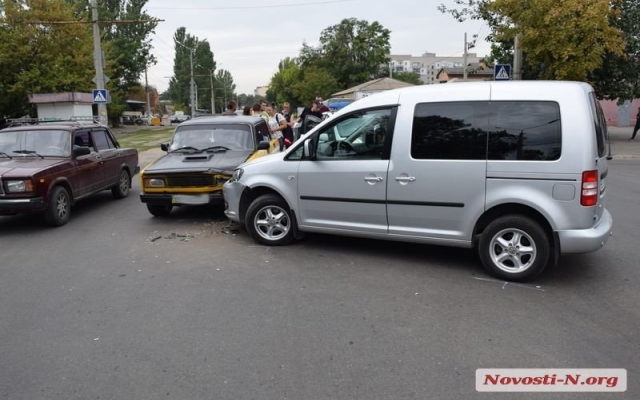 На 1-й Слободской произошла авария, есть пострадавшие Фото № 3 На 1-й Слободской произошла авария, есть пострадавшие Фото № 3