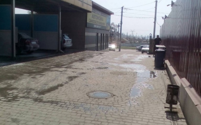 В Заводском районе автомойка выливала грязную воду прямо на проезжую часть Фото № 3 В Заводском районе автомойка выливала грязную воду прямо на проезжую часть Фото № 3