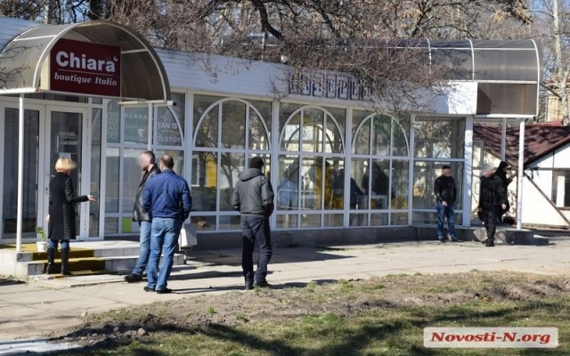 На Спасской предприниматели «делят» галерею, на место прибыли правоохранители Фото № 1 На Спасской предприниматели «делят» галерею, на место прибыли правоохранители Фото № 1