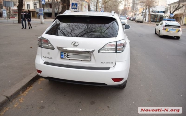 На Московской неизвестный врезался в припаркованный дорогущий Lexus RX 350 и скрылся с места ДТП Фото № 5 На Московской неизвестный врезался в припаркованный дорогущий Lexus RX 350 и скрылся с места ДТП Фото № 5