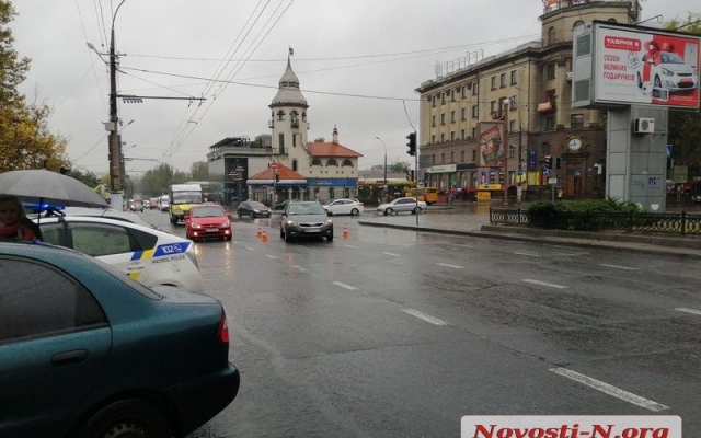 На Центральном проспекте на пешеходном переходе автомобиль сбил парня Фото № 1 На Центральном проспекте на пешеходном переходе автомобиль сбил парня Фото № 1