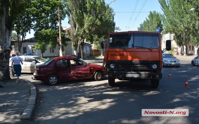 На Пушкинской самосвал врезался в иномарку, есть пострадавшие Фото № 5 На Пушкинской самосвал врезался в иномарку, есть пострадавшие Фото № 5