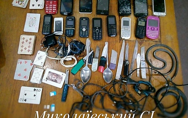 В колониях и СИЗО Николаевской области провели обыски, обнаружили холодное оружие, мобильные телефоны и бражку Фото № 6 В колониях и СИЗО Николаевской области провели обыски, обнаружили холодное оружие, мобильные телефоны и бражку Фото № 6