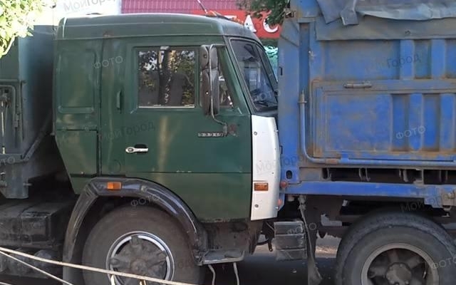 На Никольской не смогли разминуться сразу три грузовых автомобиля Фото № 1 На Никольской не смогли разминуться сразу три грузовых автомобиля Фото № 1