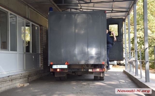 Во время перевозки заключенных в автозаке подконвойный лезвием от бритвы порезал себе вены и живот Фото № 4 Во время перевозки заключенных в автозаке подконвойный лезвием от бритвы порезал себе вены и живот Фото № 4