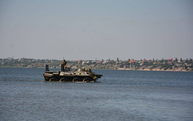 Николаевские десантники провели плановые занятия по вождению колесных бронетранспортеров на воде Фото № 14 Николаевские десантники провели плановые занятия по вождению колесных бронетранспортеров на воде Фото № 14
