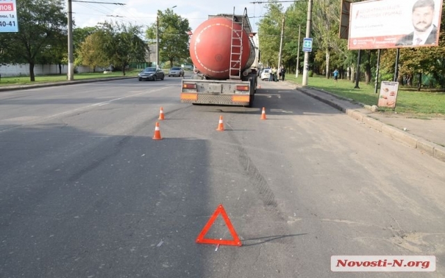 На Героев Сталинграда не смогли разминуться автомобиль и седельный тягач Фото № 4 На Героев Сталинграда не смогли разминуться автомобиль и седельный тягач Фото № 4