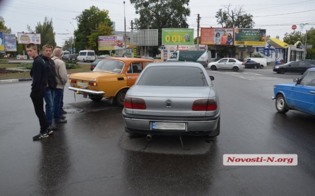 На Пушкинском кольце в Николаеве произошло ДТП Фото № 0 На Пушкинском кольце в Николаеве произошло ДТП Фото № 0