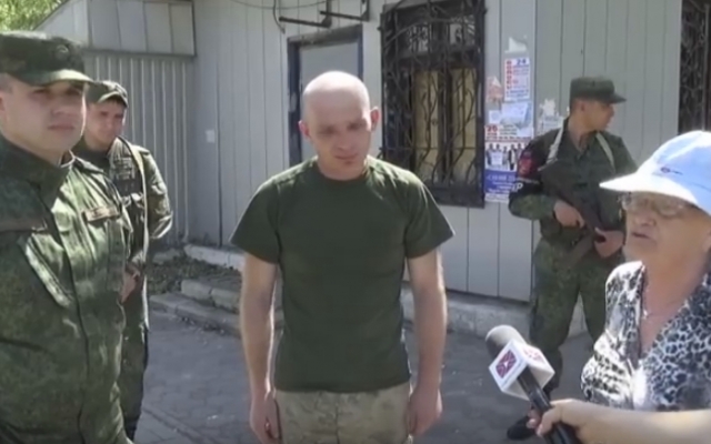 Николаевский военнослужащий попал в плен и его под конвоем провели по Аллее Ангелов в Донецке Фото № 0 Николаевский военнослужащий попал в плен и его под конвоем провели по Аллее Ангелов в Донецке Фото № 0