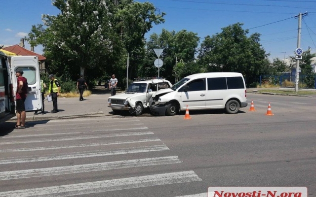 На Чигрина столкнулись два автомобиля, пострадали два человека Фото № 3 На Чигрина столкнулись два автомобиля, пострадали два человека Фото № 3