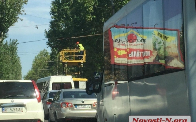 На Центральном проспекте оборвались провода контактной сети, образовалась автопробка Фото № 0 На Центральном проспекте оборвались провода контактной сети, образовалась автопробка Фото № 0