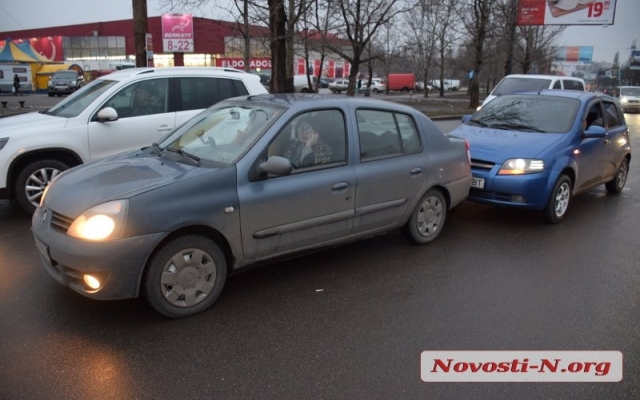 Женская авария завершилась европротоколом, пострадавших не обнаружено Фото № 3 Женская авария завершилась европротоколом, пострадавших не обнаружено Фото № 3