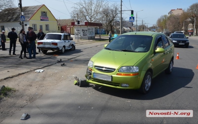 На Садовой произошла авария, виновник ДТП на глазах сотрудников полиции пил водку из бутылки Фото № 1 На Садовой произошла авария, виновник ДТП на глазах сотрудников полиции пил водку из бутылки Фото № 1