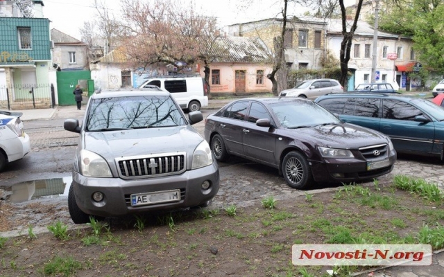 На Декабристов в парковочном кармане столкнулись два автомобиля Фото № 3 На Декабристов в парковочном кармане столкнулись два автомобиля Фото № 3