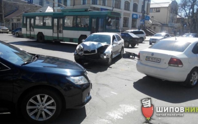 Маршрутка с двумя беременными женщинами попала в ДТП в Центре Николаева Фото № 1 Маршрутка с двумя беременными женщинами попала в ДТП в Центре Николаева Фото № 1