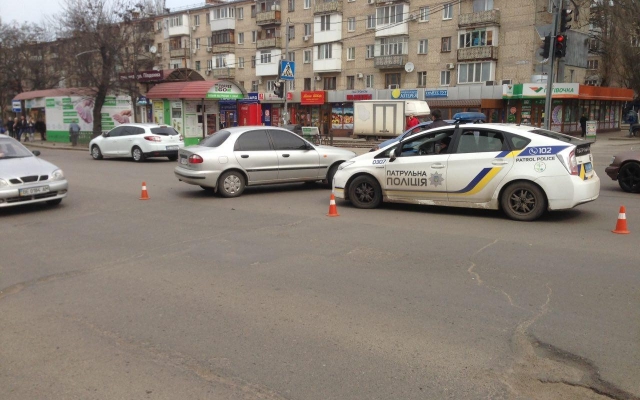 На Богоявленском проспекте два автомобиля не смогли поделить дорогу Фото № 1 На Богоявленском проспекте два автомобиля не смогли поделить дорогу Фото № 1