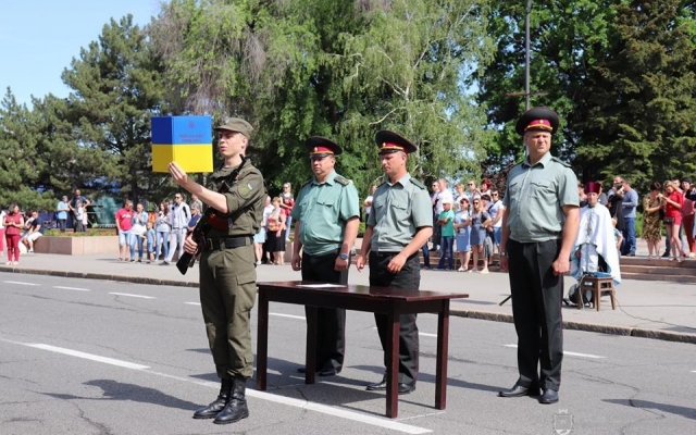 Молодые нацгвардийцы торжественно приняли военную присягу в центре Николаева Фото № 14 Молодые нацгвардийцы торжественно приняли военную присягу в центре Николаева Фото № 14