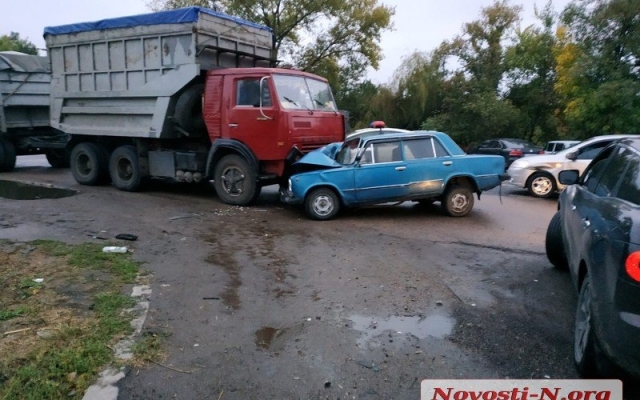 На въезде в Николаев столкнулись два автомобиля и грузовик, есть пострадавшие Фото № 3 На въезде в Николаев столкнулись два автомобиля и грузовик, есть пострадавшие Фото № 3