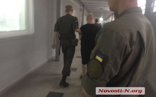 Во время заседания суда обвиняемый попытался вскрыть себе вены Фото № 1 Во время заседания суда обвиняемый попытался вскрыть себе вены Фото № 1