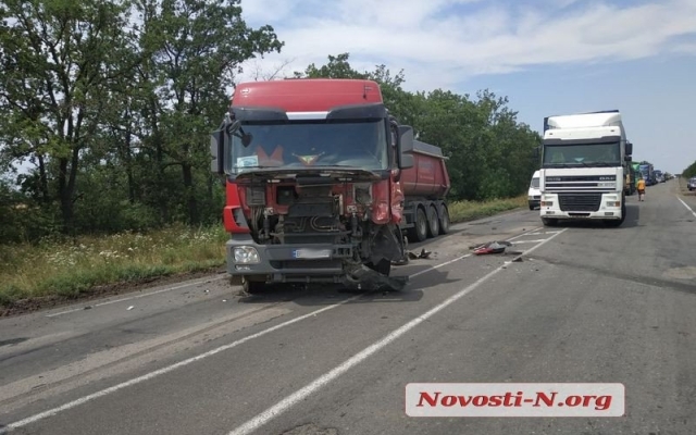 На объездной дороге жуткая авария: автомобиль врезался в зерновоз, пострадали три человека Фото № 4 На объездной дороге жуткая авария: автомобиль врезался в зерновоз, пострадали три человека Фото № 4