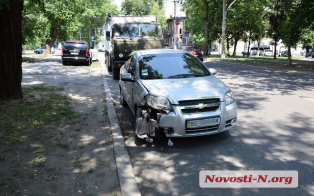 Авария на Никольской: грузовик с прицепом врезался в иномарку Фото № 0 Авария на Никольской: грузовик с прицепом врезался в иномарку Фото № 0