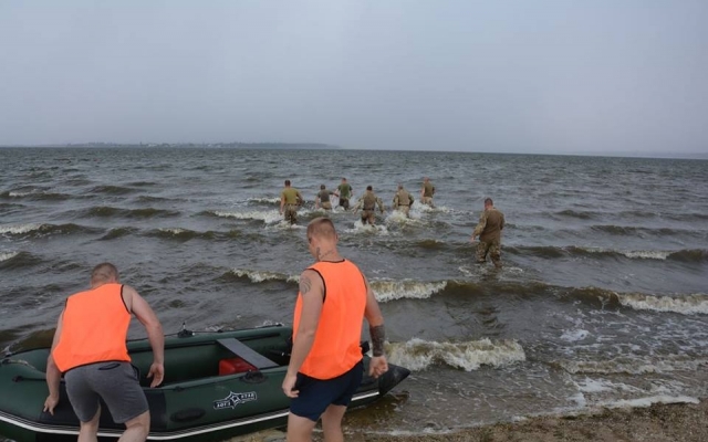 Николаевские десантники готовятся к прыжкам с парашютом в воду Фото № 0 Николаевские десантники готовятся к прыжкам с парашютом в воду Фото № 0