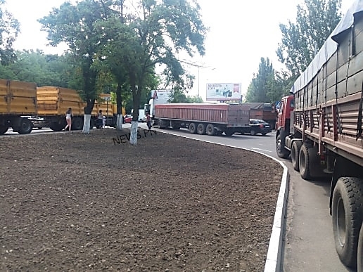 На Авангардной скопилось большое количество зерновозов, движение на Богоявленском проспекте частично заблокировано Фото № 14 На Авангардной скопилось большое количество зерновозов, движение на Богоявленском проспекте частично заблокировано Фото № 14