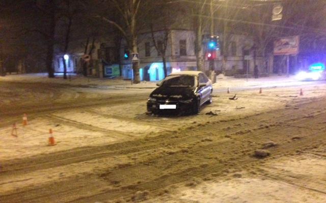 На Пушкинской на скользкой дороге автомобиль вылетел на встречную полосу и протаранил другую машину Фото № 4 На Пушкинской на скользкой дороге автомобиль вылетел на встречную полосу и протаранил другую машину Фото № 4