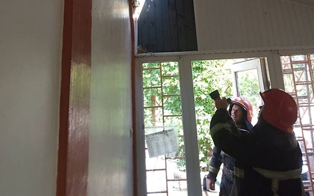 В Заводском районе из-за короткого замыкания в электросети загорелся продовольственный магазин Фото № 1 В Заводском районе из-за короткого замыкания в электросети загорелся продовольственный магазин Фото № 1