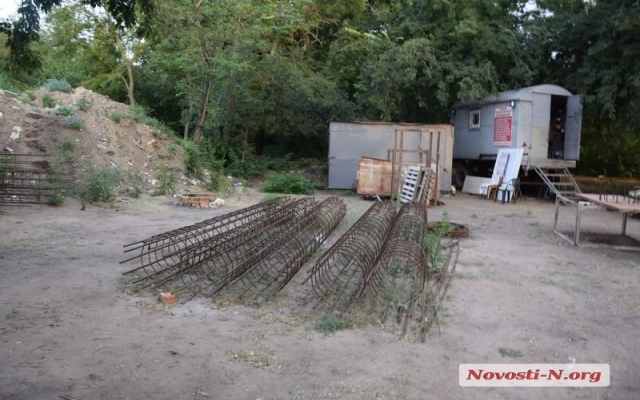 Забор вокруг скандальной стройки в микрорайоне «Леваневцев» начали восстанавливать Фото № 2 Забор вокруг скандальной стройки в микрорайоне «Леваневцев» начали восстанавливать Фото № 2