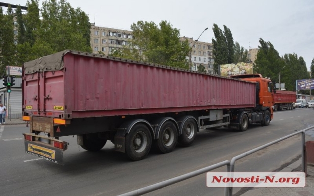 На Космонавтов произошла авария: фура «выбросила» автомобиль на бордюр и тот врезался в металлическое ограждение Фото № 1 На Космонавтов произошла авария: фура «выбросила» автомобиль на бордюр и тот врезался в металлическое ограждение Фото № 1