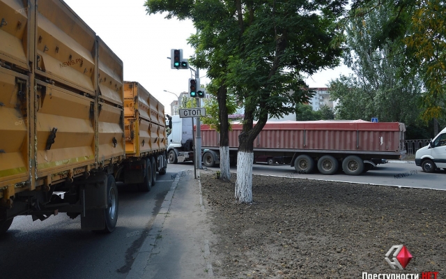 На Авангардной скопилось большое количество зерновозов, движение на Богоявленском проспекте частично заблокировано Фото № 10 На Авангардной скопилось большое количество зерновозов, движение на Богоявленском проспекте частично заблокировано Фото № 10