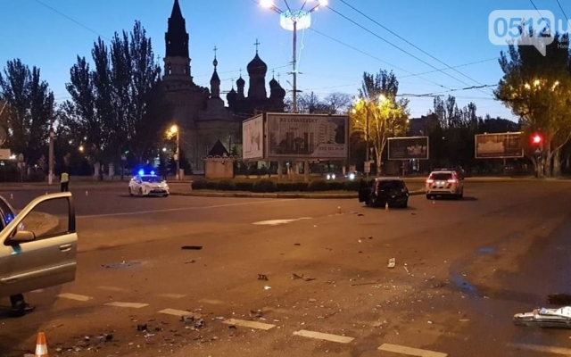 На проспекте Центральный столкнулись две иномарки, пострадали три человека Фото № 8 На проспекте Центральный столкнулись две иномарки, пострадали три человека Фото № 8
