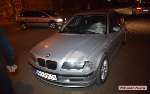 Участник пьяной драки угодил под колеса иномарки (видео 18+) Фото № 5 Участник пьяной драки угодил под колеса иномарки (видео 18+) Фото № 5