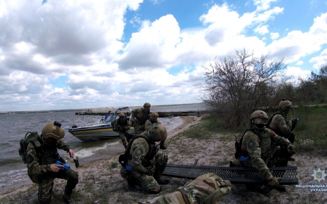 КОРД штурмом взял заброшенную турбазу и освободил инкассатора от вооруженных преступников Фото № 13 КОРД штурмом взял заброшенную турбазу и освободил инкассатора от вооруженных преступников Фото № 13
