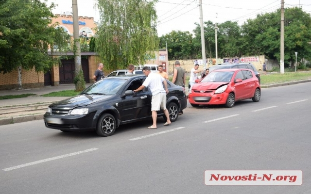 На Чкалова произошла авария, причиной которой стал шлепанец Фото № 3 На Чкалова произошла авария, причиной которой стал шлепанец Фото № 3