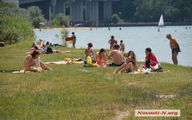 Несмотря на запрет николаевцы отдыхают и купаются на пляжах города Фото № 6 Несмотря на запрет николаевцы отдыхают и купаются на пляжах города Фото № 6