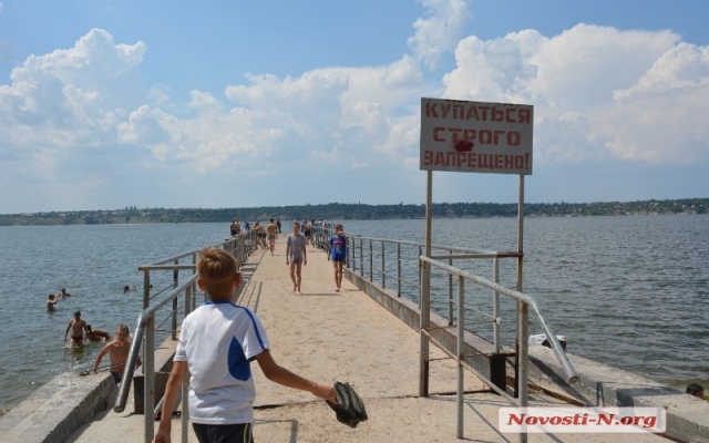 Несмотря на запрет николаевцы отдыхают и купаются на пляжах города Фото № 23 Несмотря на запрет николаевцы отдыхают и купаются на пляжах города Фото № 23