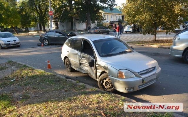 В центре Николаева произошло ДТП при участии автомобилей «Мицубиси» протаранил «Киа» Фото № 4 В центре Николаева произошло ДТП при участии автомобилей «Мицубиси» протаранил «Киа» Фото № 4