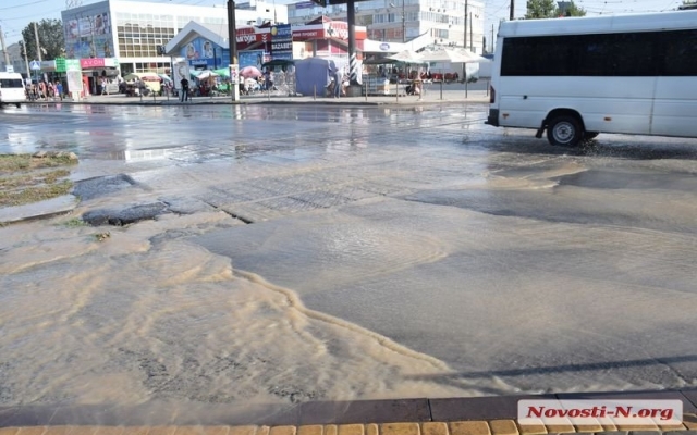 В Николаеве авария на магистральном водопроводе, проходящем вдоль проспекта Мира Фото № 2 В Николаеве авария на магистральном водопроводе, проходящем вдоль проспекта Мира Фото № 2